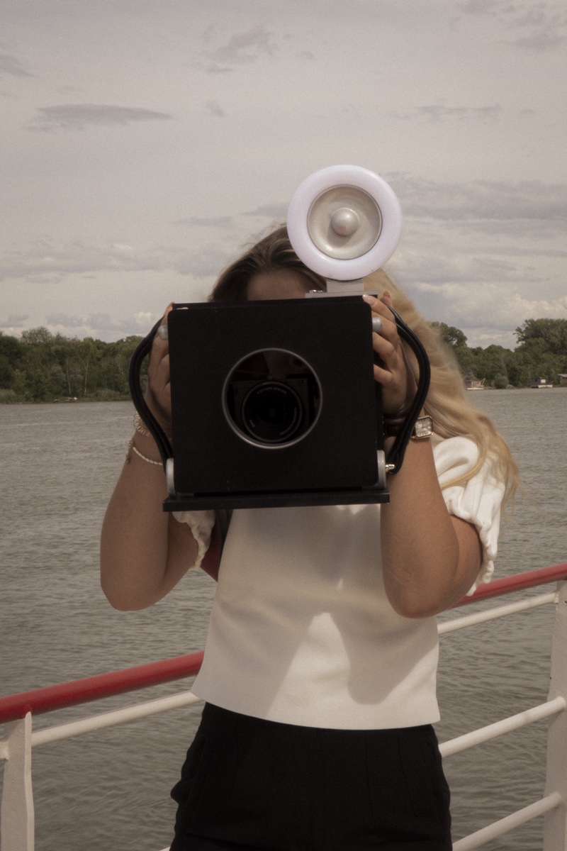 Jasmin Meilner mit Großformatkamera auf dem Schiff – imprinted Live-Zeitungsfotografie